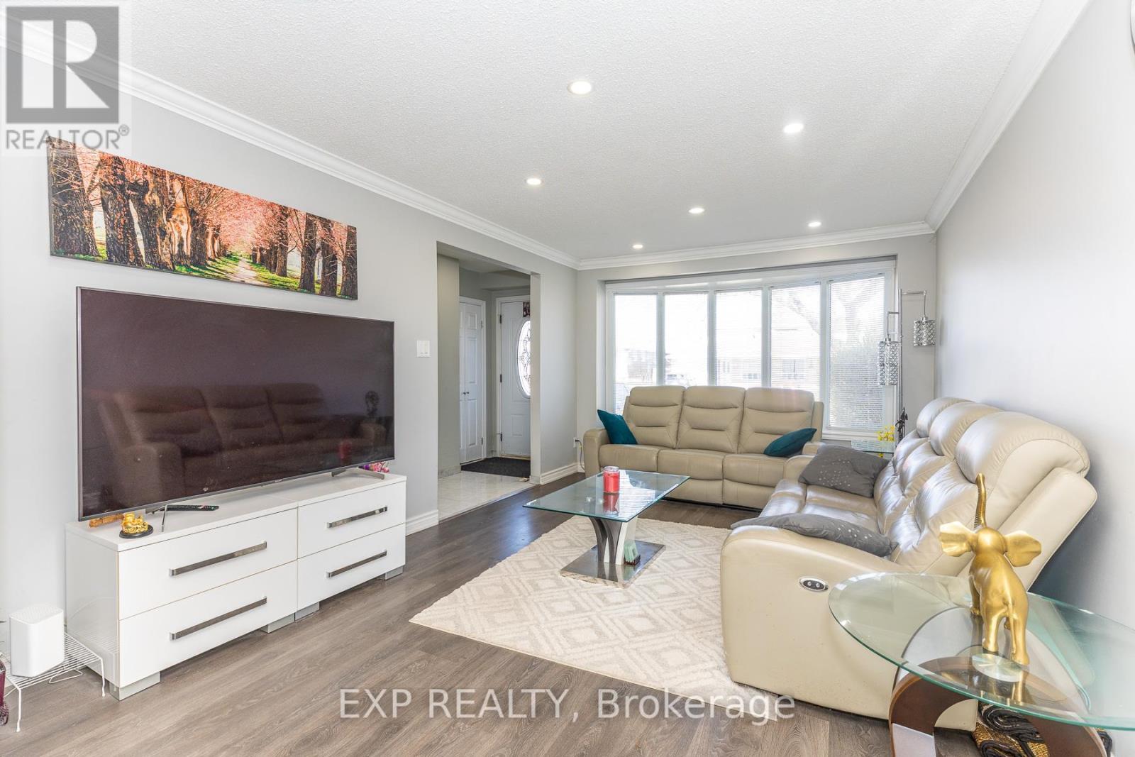 3270 Klaiman Drive, Mississauga, ON - Indoor Photo Showing Living Room