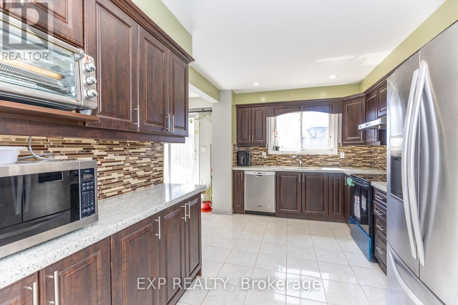 3270 Klaiman Drive, Mississauga, ON - Indoor Photo Showing Kitchen With Upgraded Kitchen