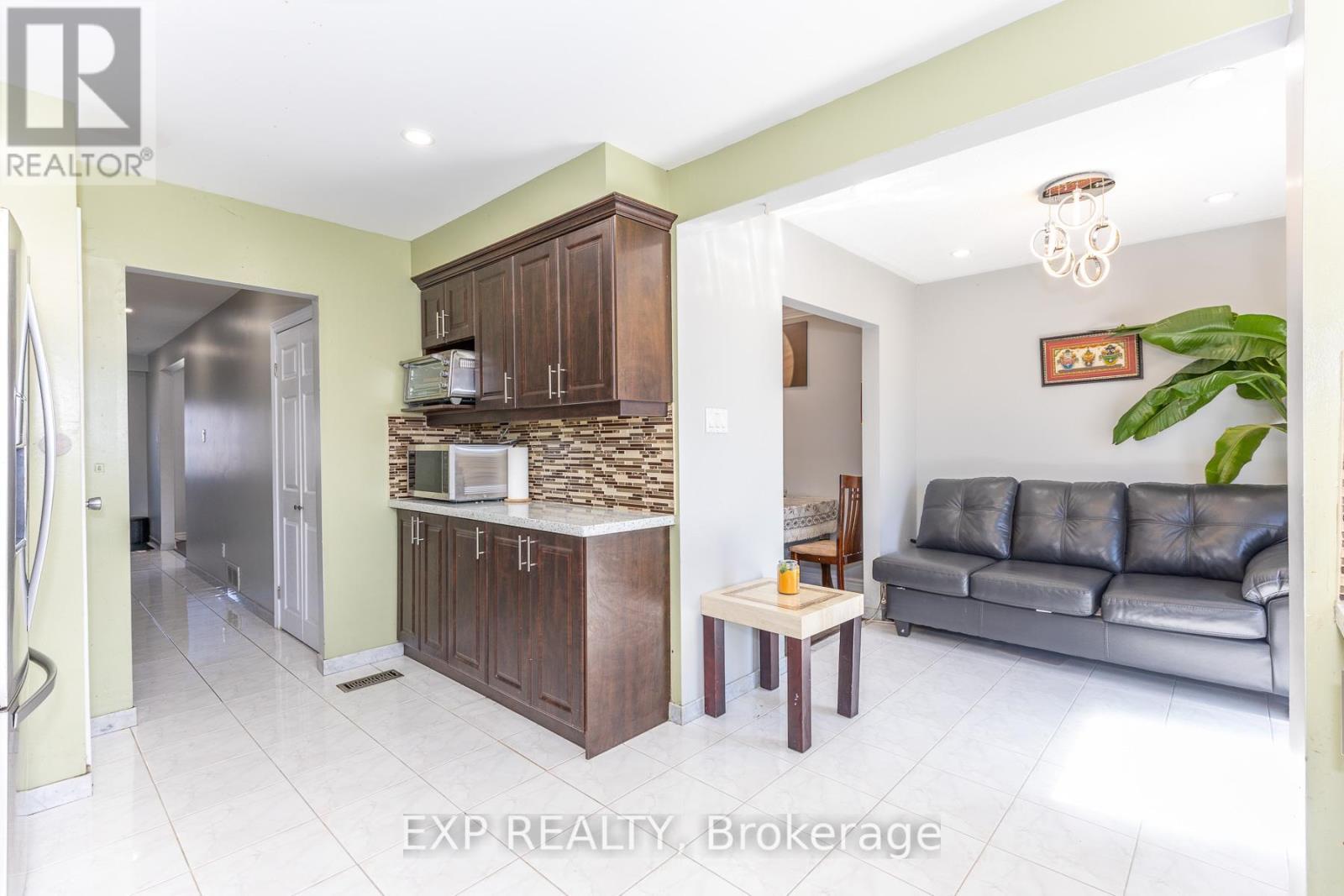 3270 Klaiman Drive, Mississauga, ON - Indoor Photo Showing Living Room