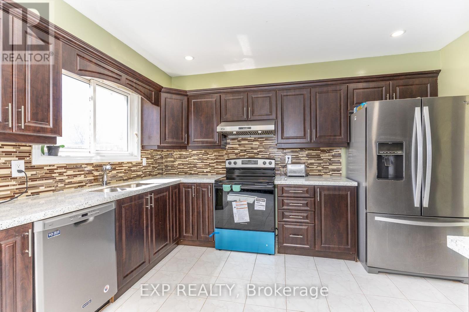 3270 Klaiman Drive, Mississauga, ON - Indoor Photo Showing Kitchen With Double Sink