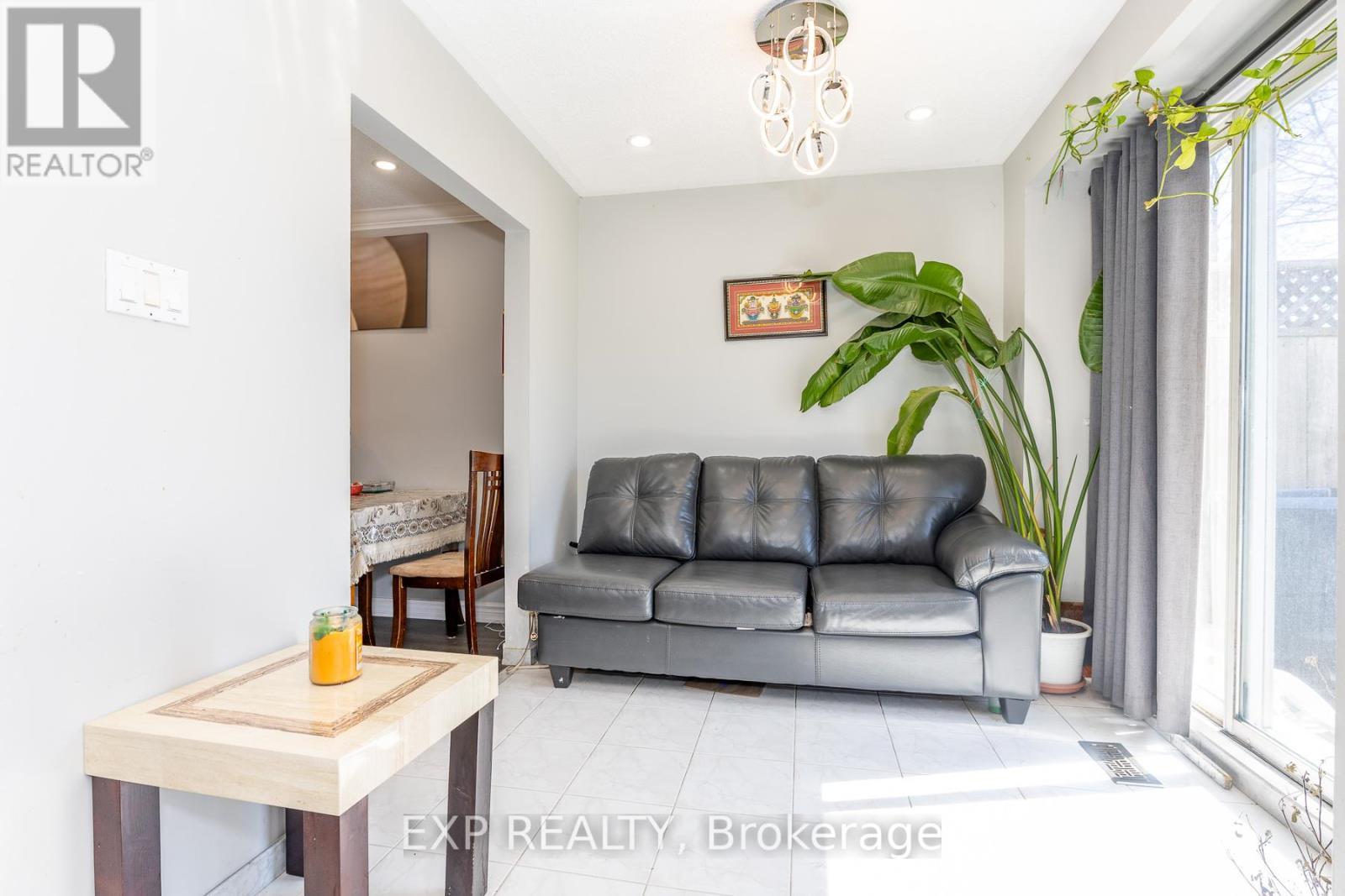 3270 Klaiman Drive, Mississauga, ON - Indoor Photo Showing Living Room