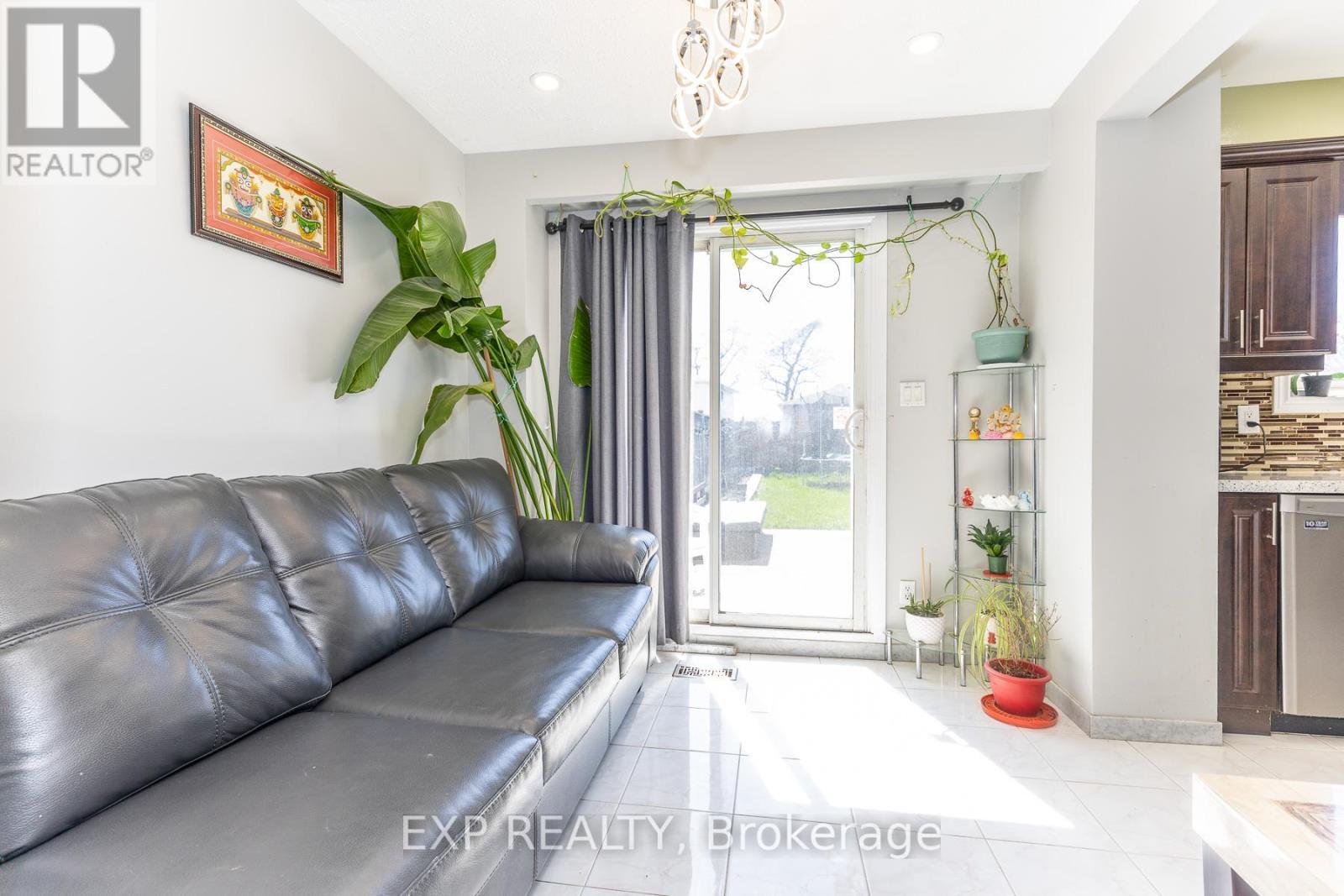 3270 Klaiman Drive, Mississauga, ON - Indoor Photo Showing Living Room