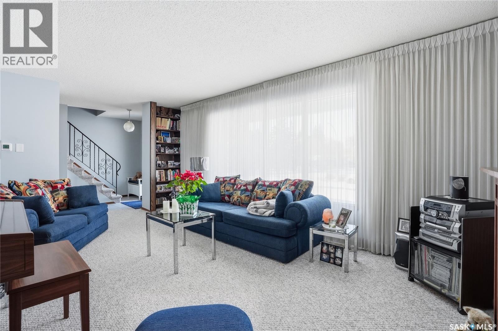 68 Deborah Crescent, Saskatoon, SK - Indoor Photo Showing Living Room