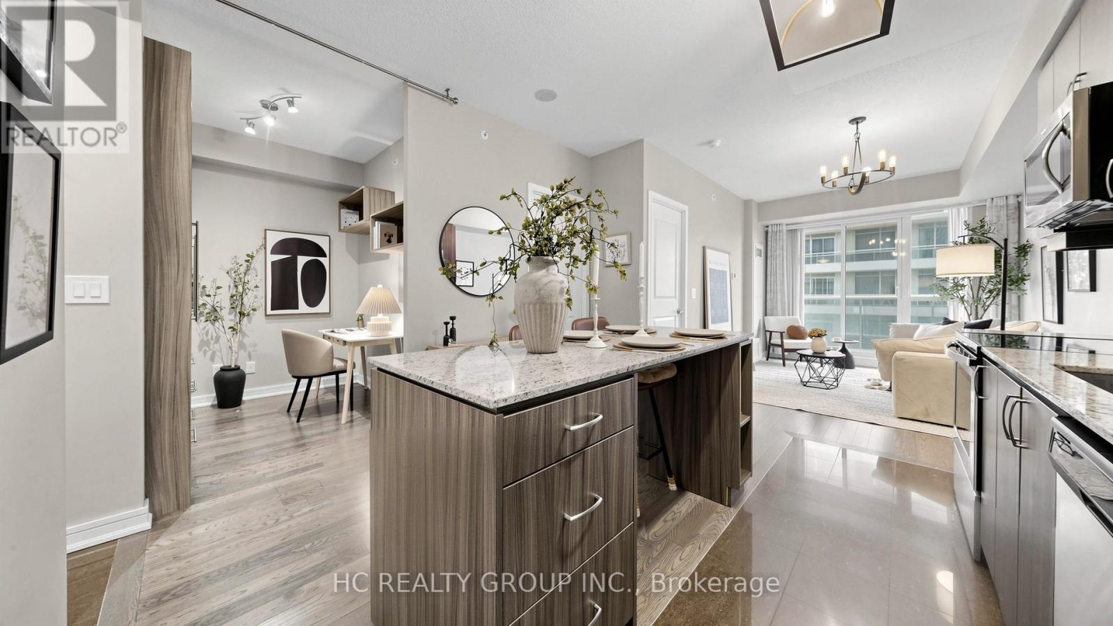 907 - 9205 Yonge Street, Richmond Hill, ON - Indoor Photo Showing Kitchen With Upgraded Kitchen