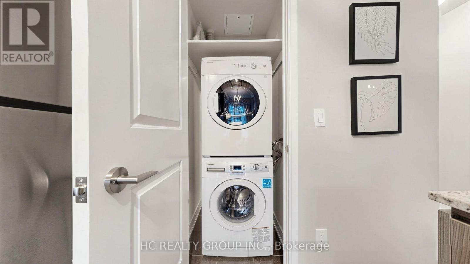 907 - 9205 Yonge Street, Richmond Hill, ON - Indoor Photo Showing Laundry Room