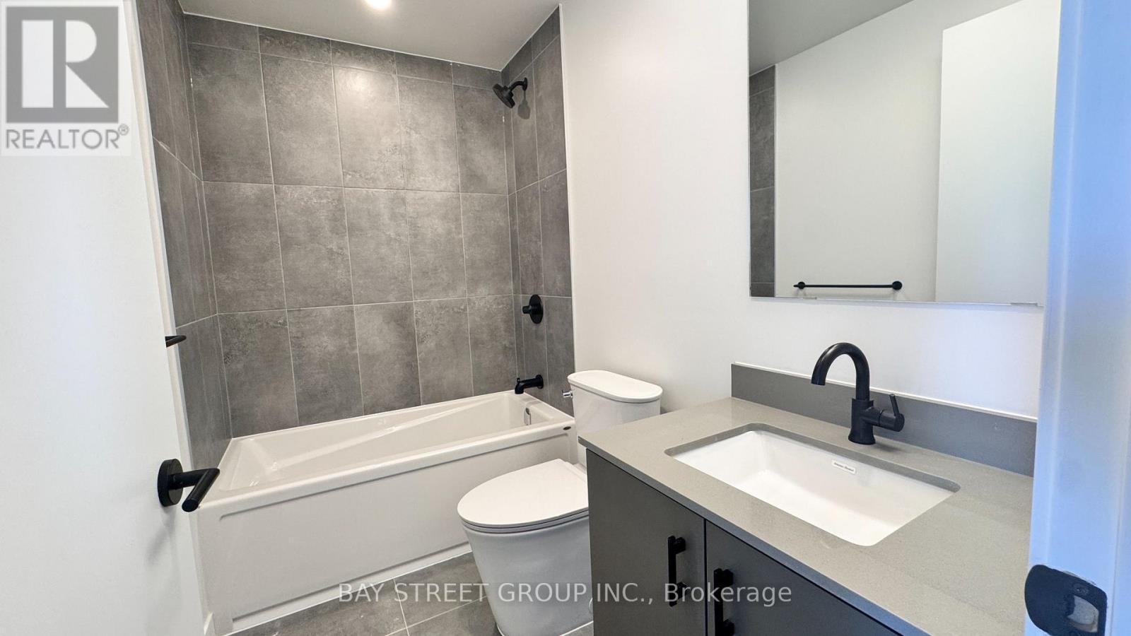 D711 - 4878 Powers Common, Burlington, ON - Indoor Photo Showing Bathroom