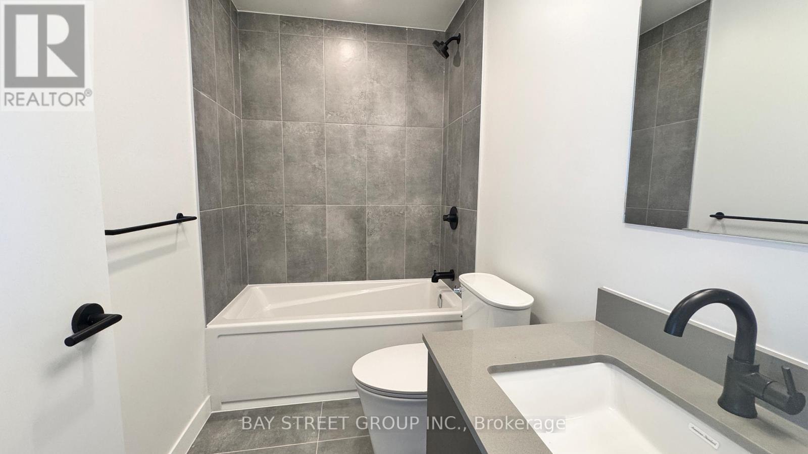 D711 - 4878 Powers Common, Burlington, ON - Indoor Photo Showing Bathroom