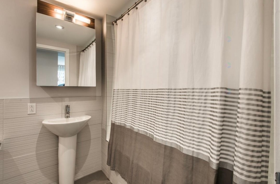 Bathroom - 54-4850 Ch. De La Côte-St-Luc, Montréal (Côte-Des-Neiges/Notre-Dame-De-Grâce), QC - Indoor Photo Showing Bathroom