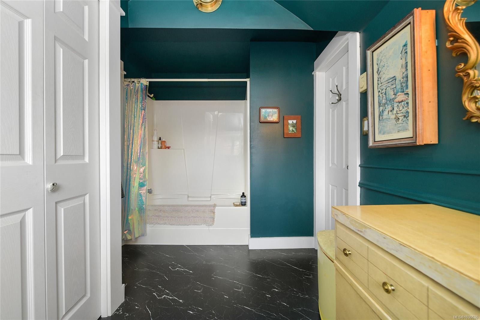 4-2109 Chambers St, Victoria, BC - Indoor
