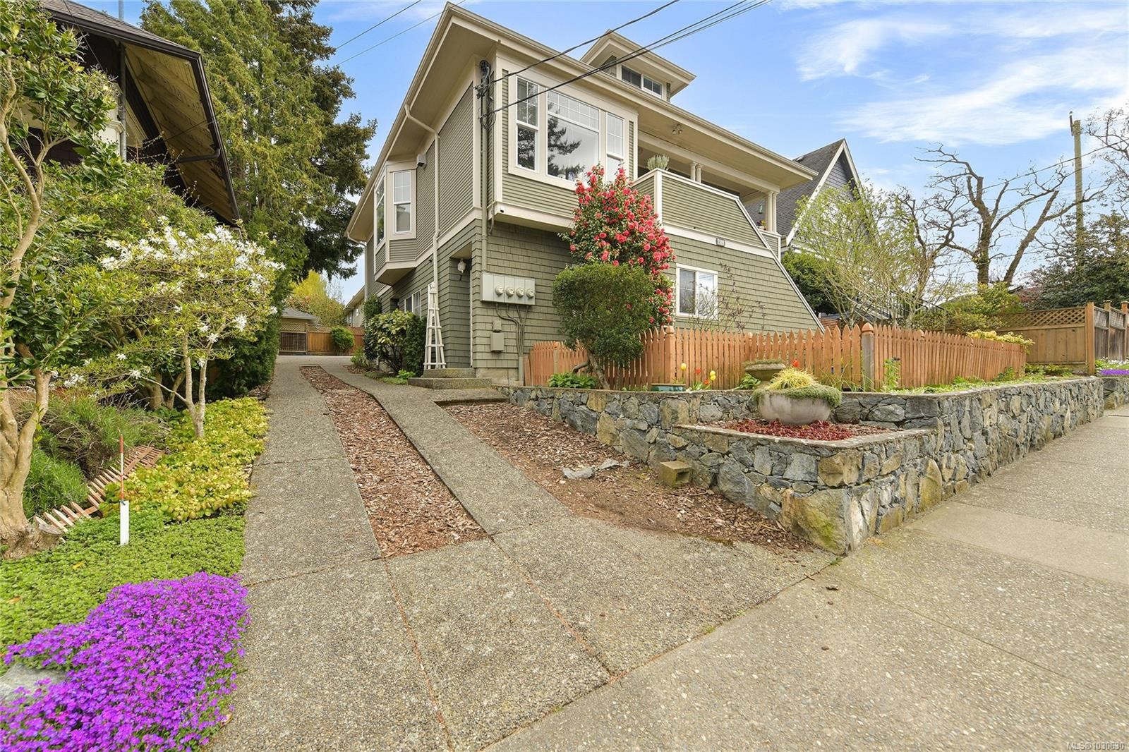 4-2109 Chambers St, Victoria, BC - Outdoor