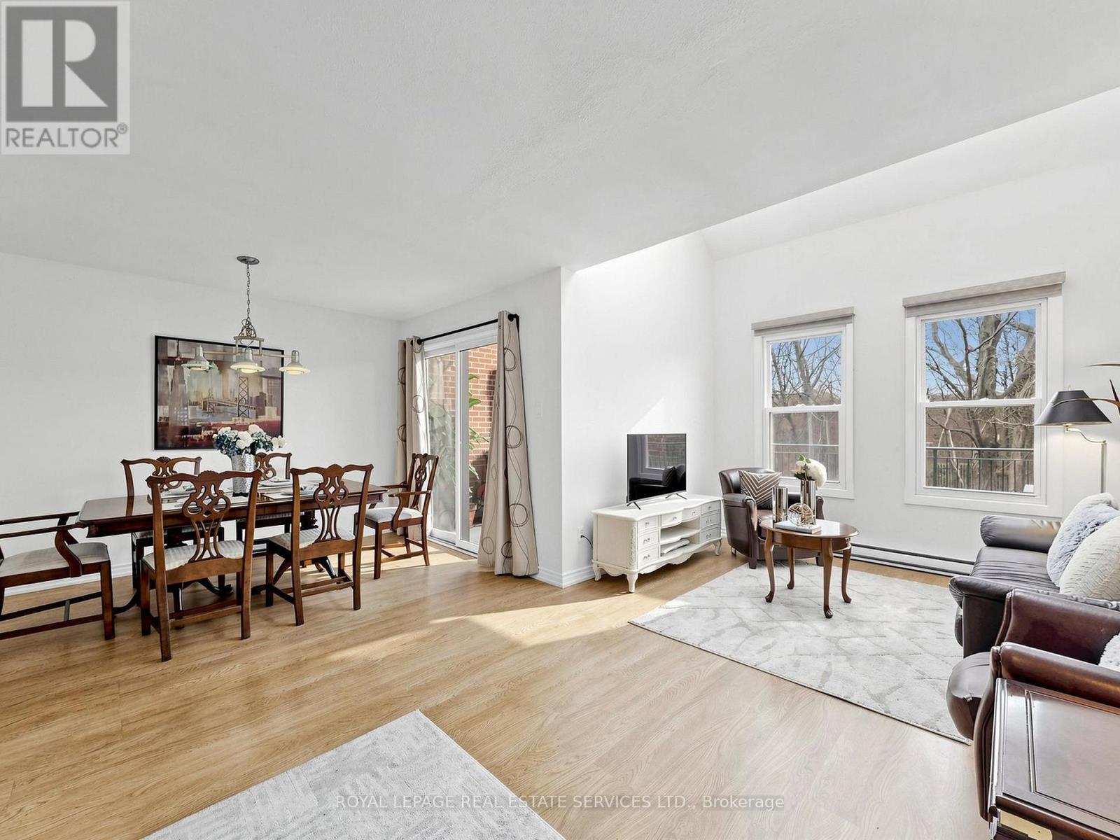21 - 530 Falgarwood Drive, Oakville, ON - Indoor Photo Showing Living Room