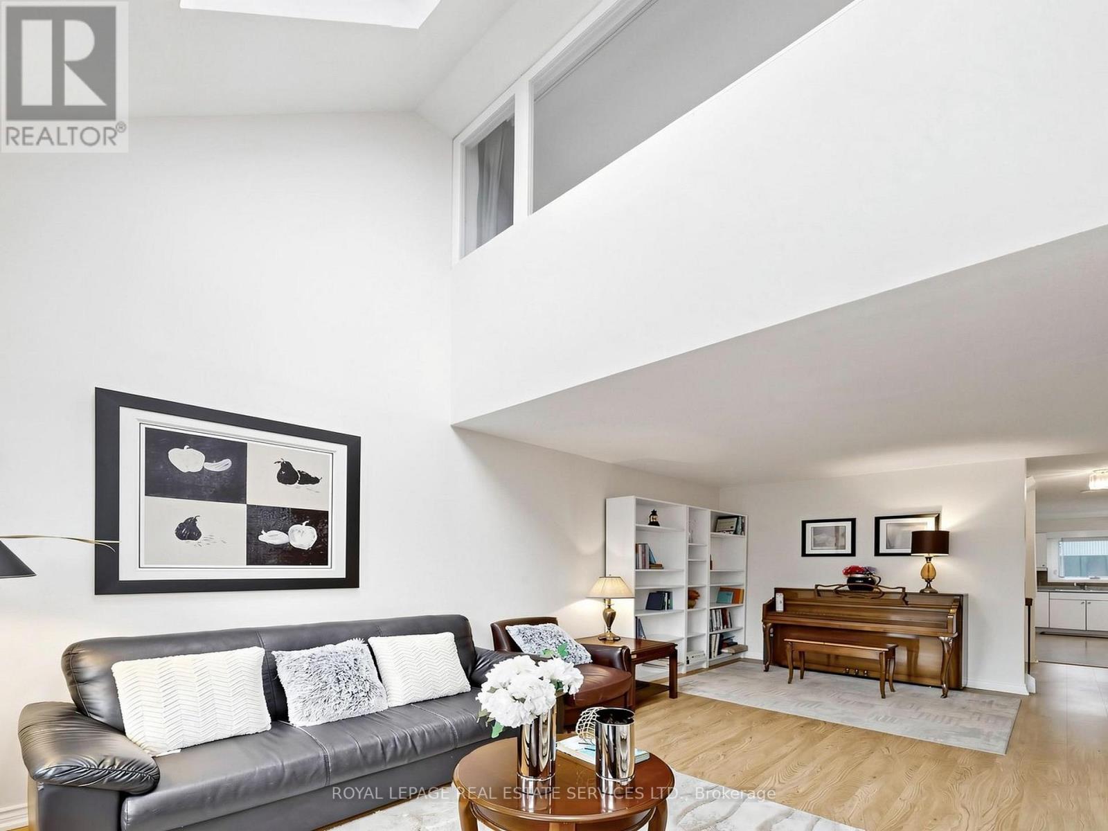 21 - 530 Falgarwood Drive, Oakville, ON - Indoor Photo Showing Living Room