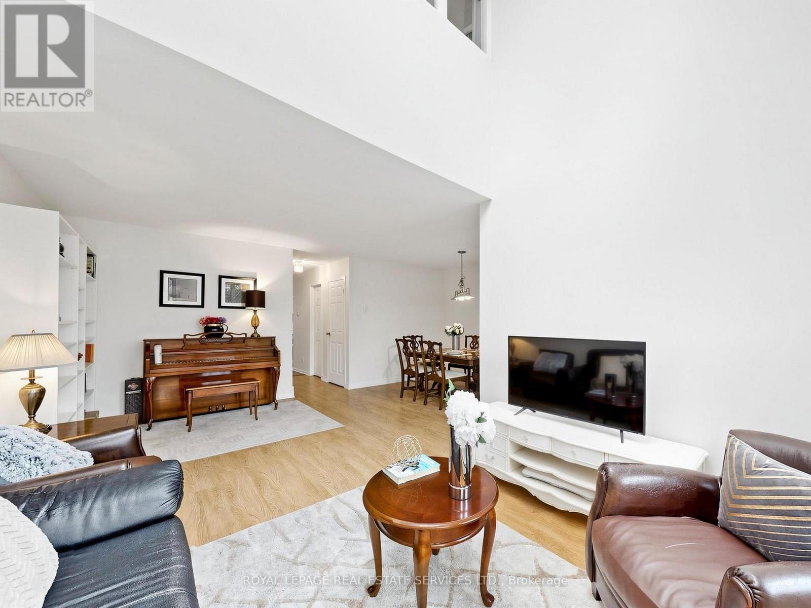21 - 530 Falgarwood Drive, Oakville, ON - Indoor Photo Showing Living Room