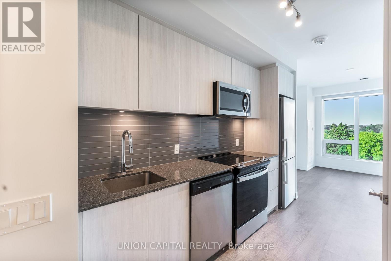 601W - 3 Rosewater Street E, Richmond Hill, ON - Indoor Photo Showing Kitchen With Upgraded Kitchen