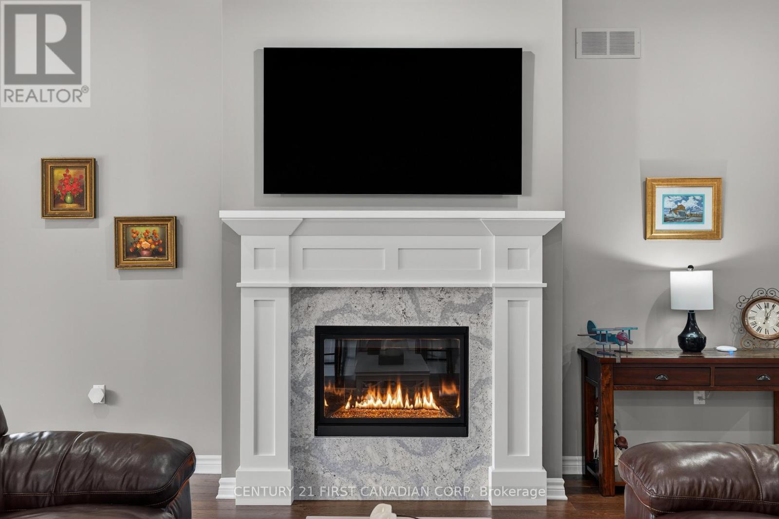 1307 Sandy Somerville Drive, London South (South A), ON - Indoor Photo Showing Living Room With Fireplace