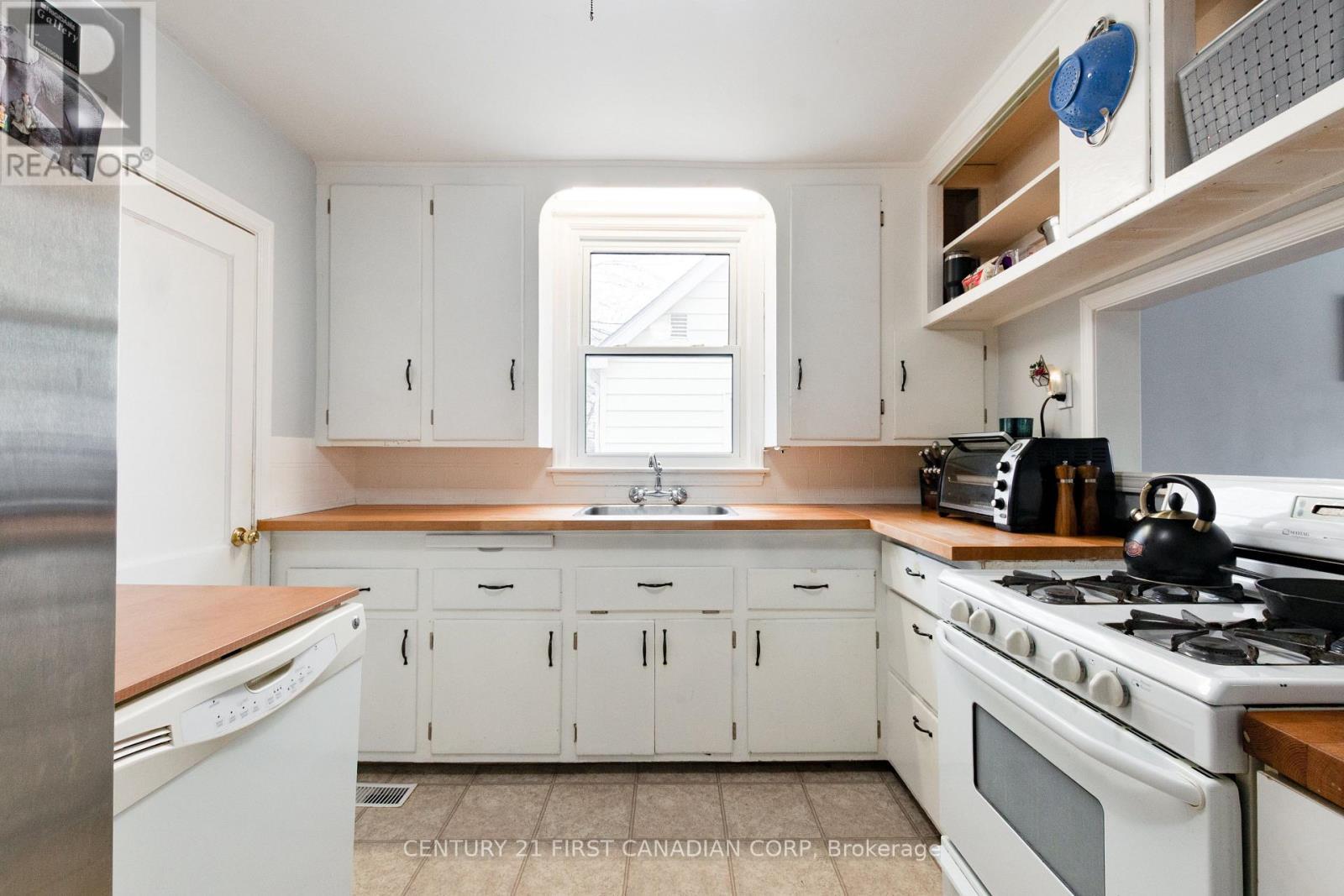 65 First Avenue, St. Thomas, ON - Indoor Photo Showing Kitchen