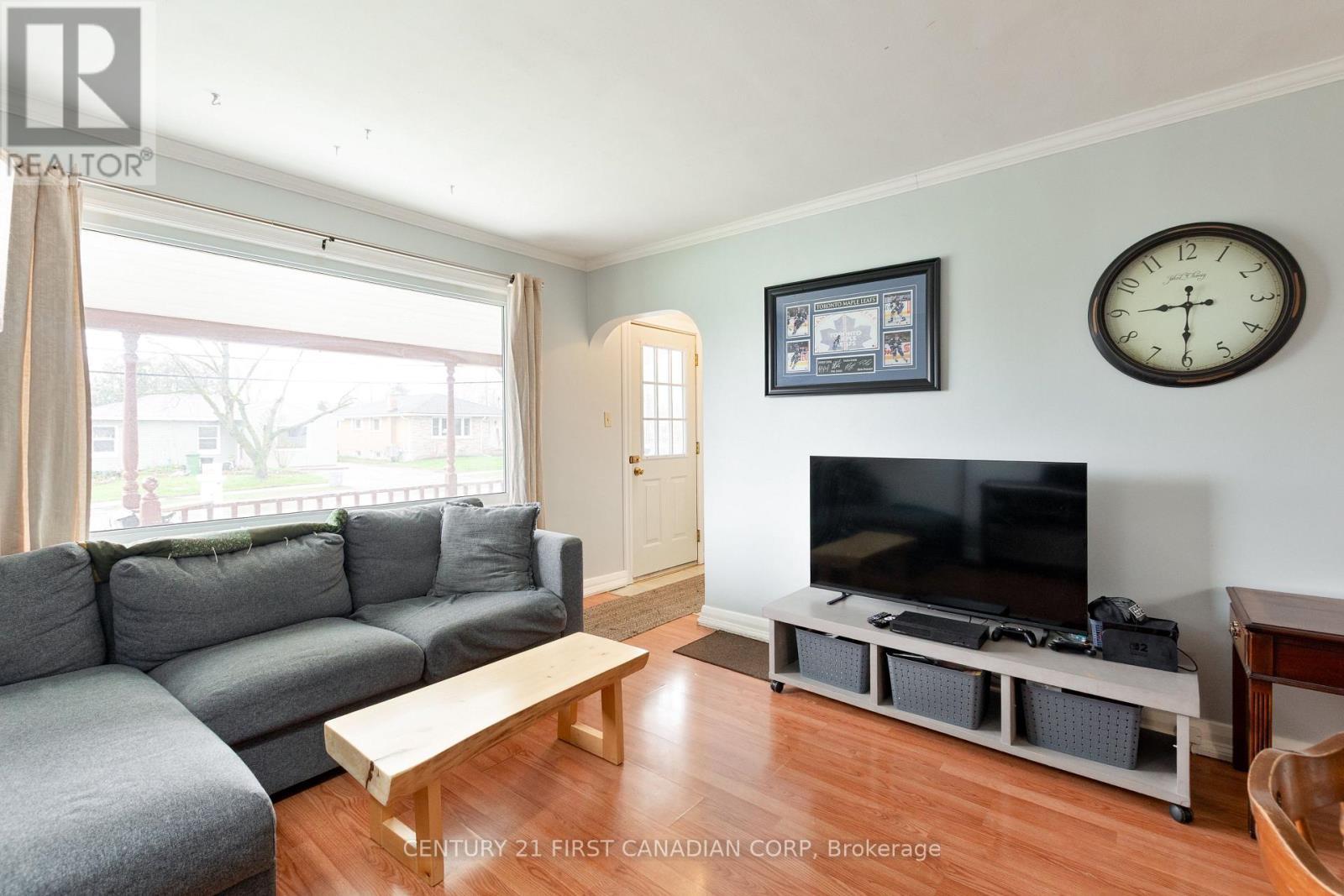 65 First Avenue, St. Thomas, ON - Indoor Photo Showing Living Room