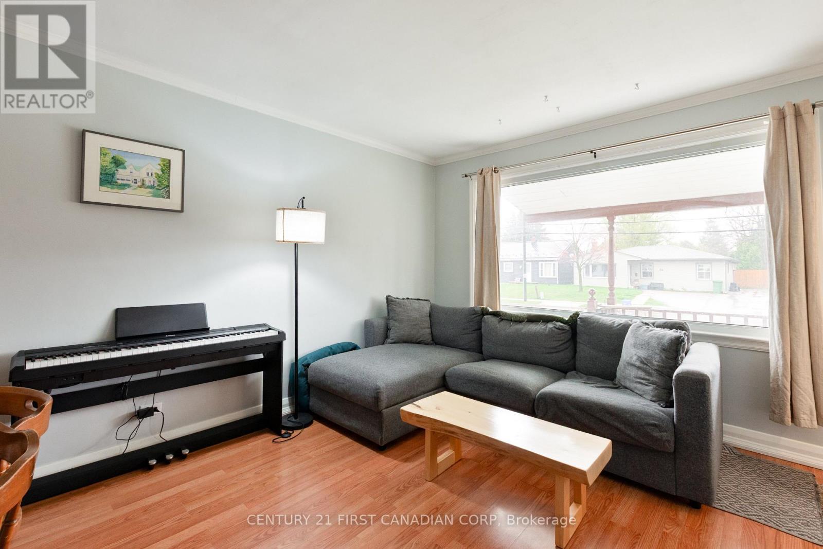 65 First Avenue, St. Thomas, ON - Indoor Photo Showing Living Room