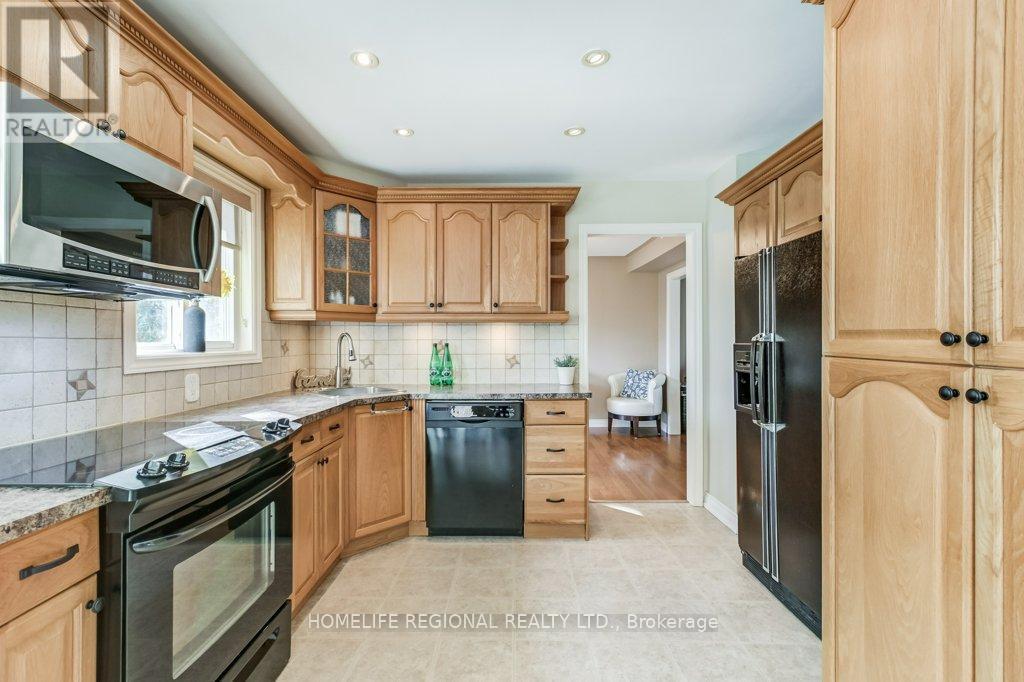 2557 Brasilia Circle, Mississauga, ON - Indoor Photo Showing Kitchen