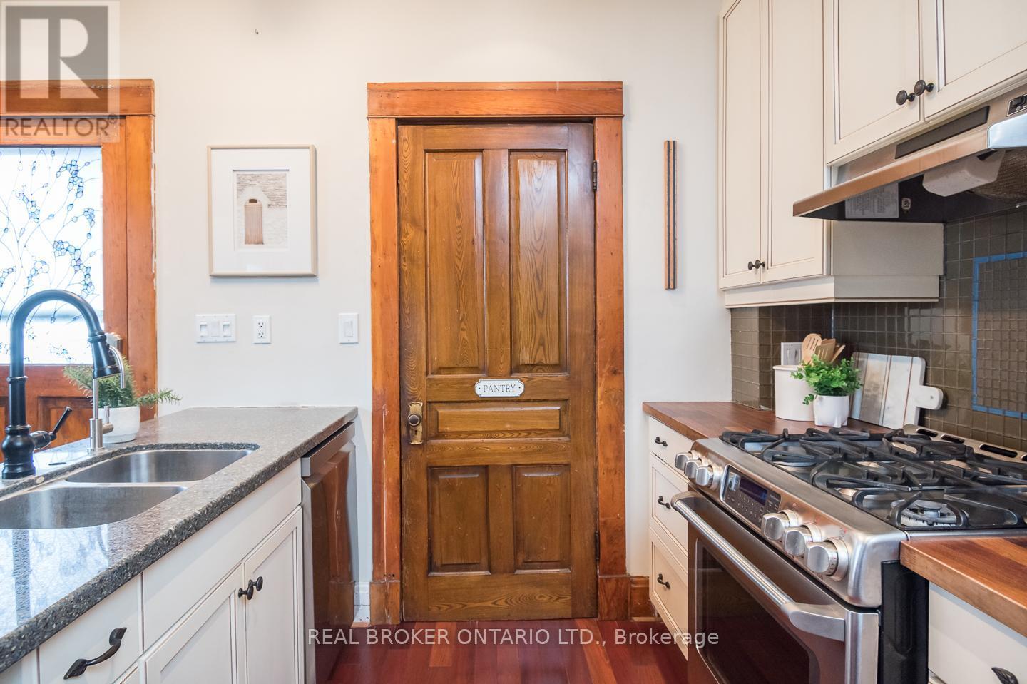 207 Waterloo Street N, Cambridge, ON - Indoor Photo Showing Kitchen With Double Sink