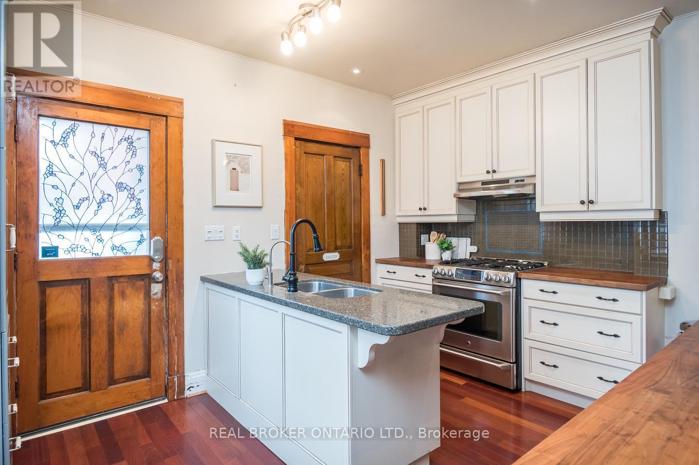 207 Waterloo Street N, Cambridge, ON - Indoor Photo Showing Kitchen With Double Sink