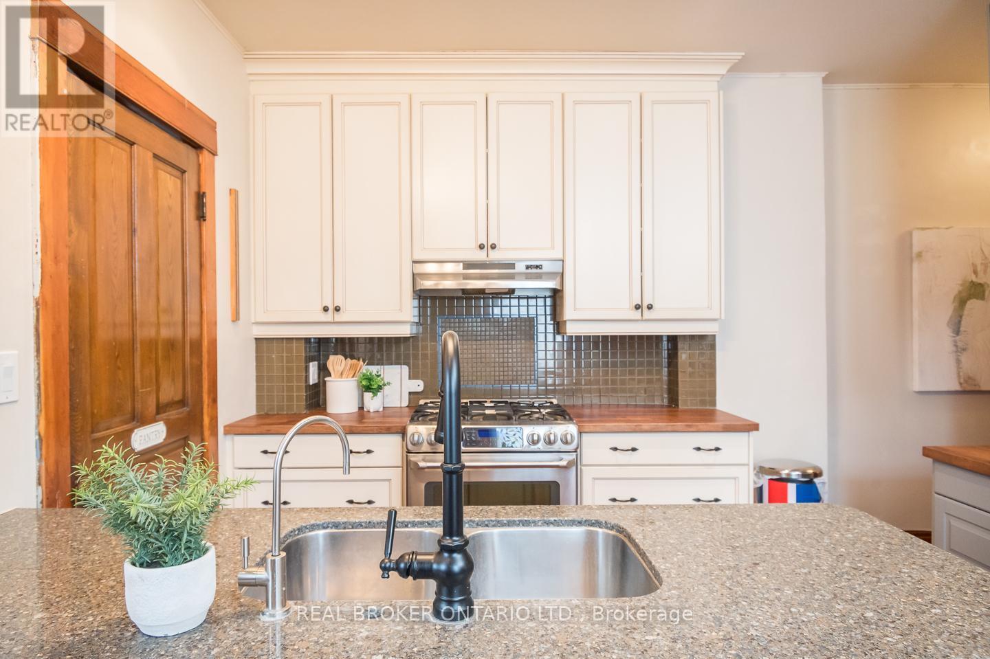 207 Waterloo Street N, Cambridge, ON - Indoor Photo Showing Kitchen