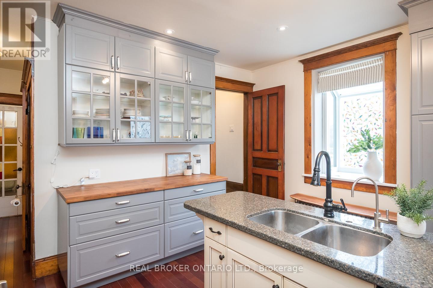 207 Waterloo Street N, Cambridge, ON - Indoor Photo Showing Kitchen With Double Sink
