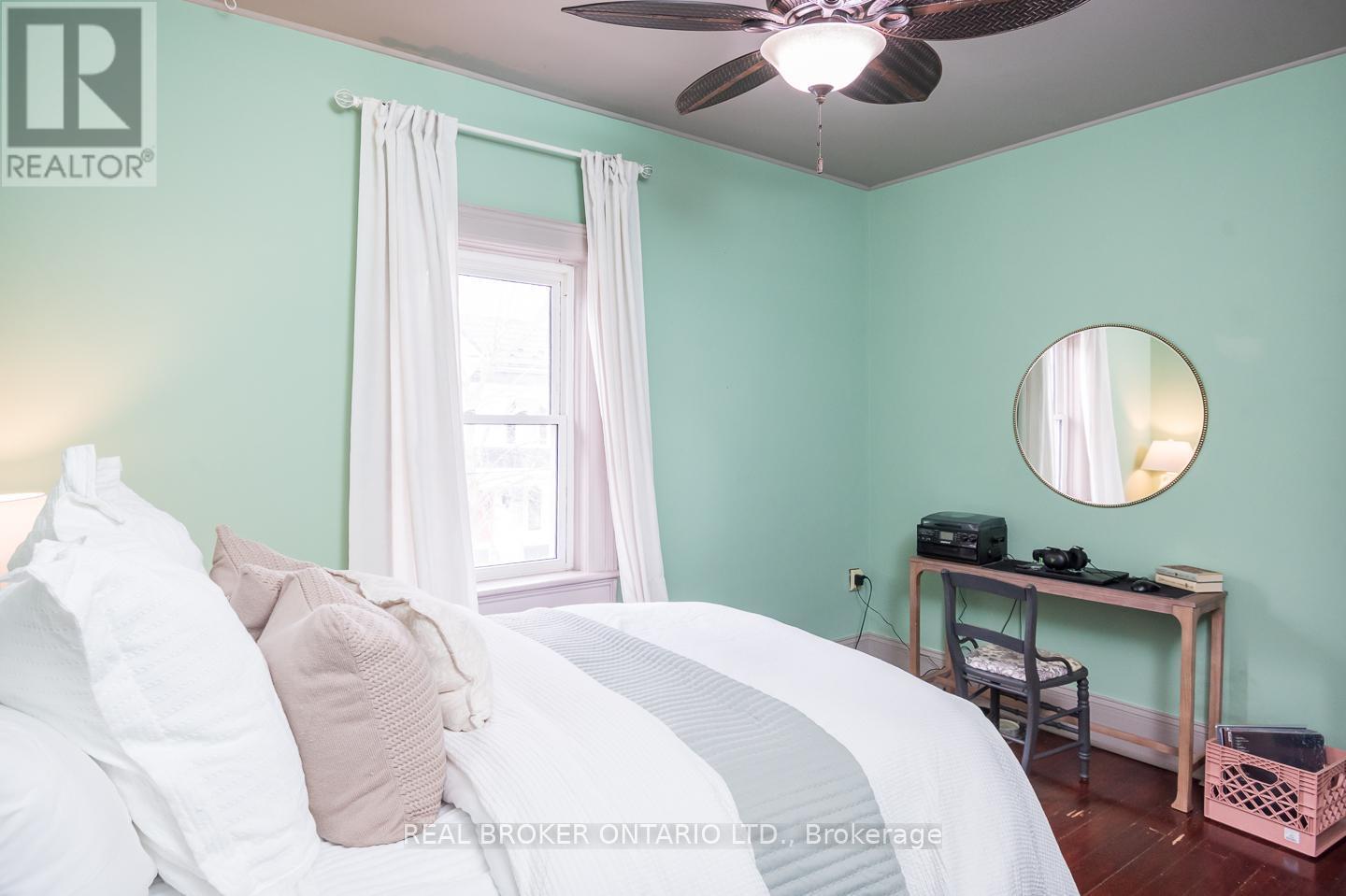 207 Waterloo Street N, Cambridge, ON - Indoor Photo Showing Bedroom