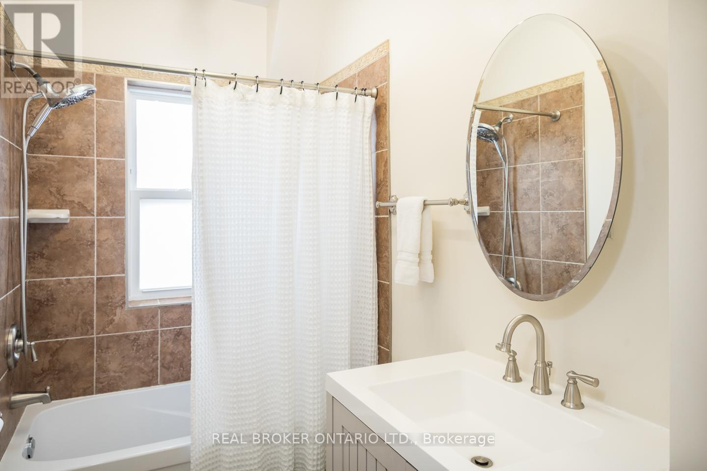 207 Waterloo Street N, Cambridge, ON - Indoor Photo Showing Bathroom