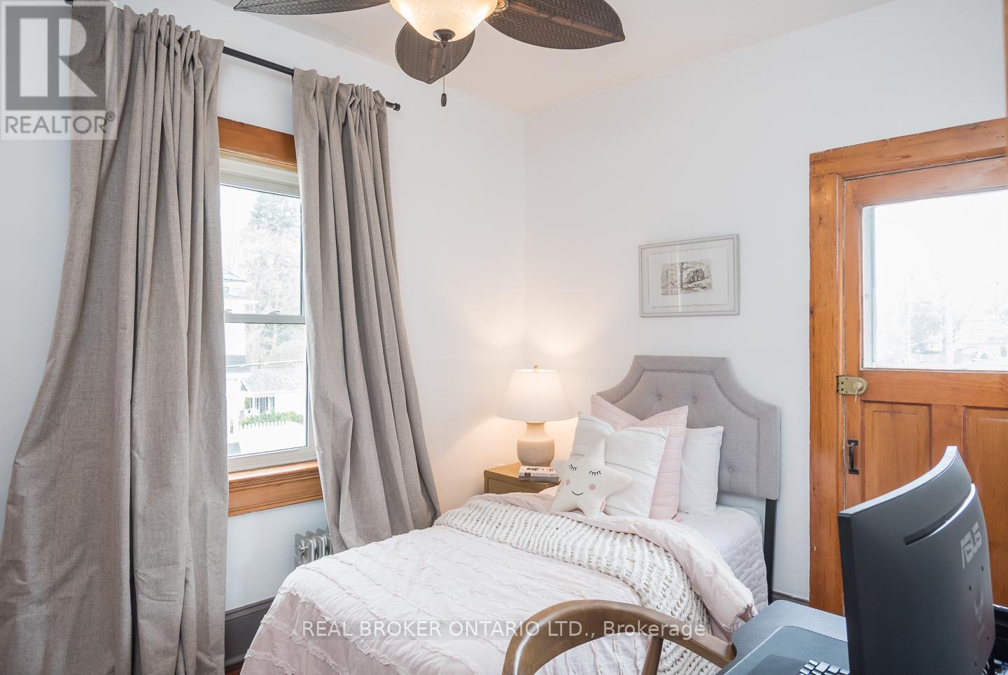 207 Waterloo Street N, Cambridge, ON - Indoor Photo Showing Bedroom