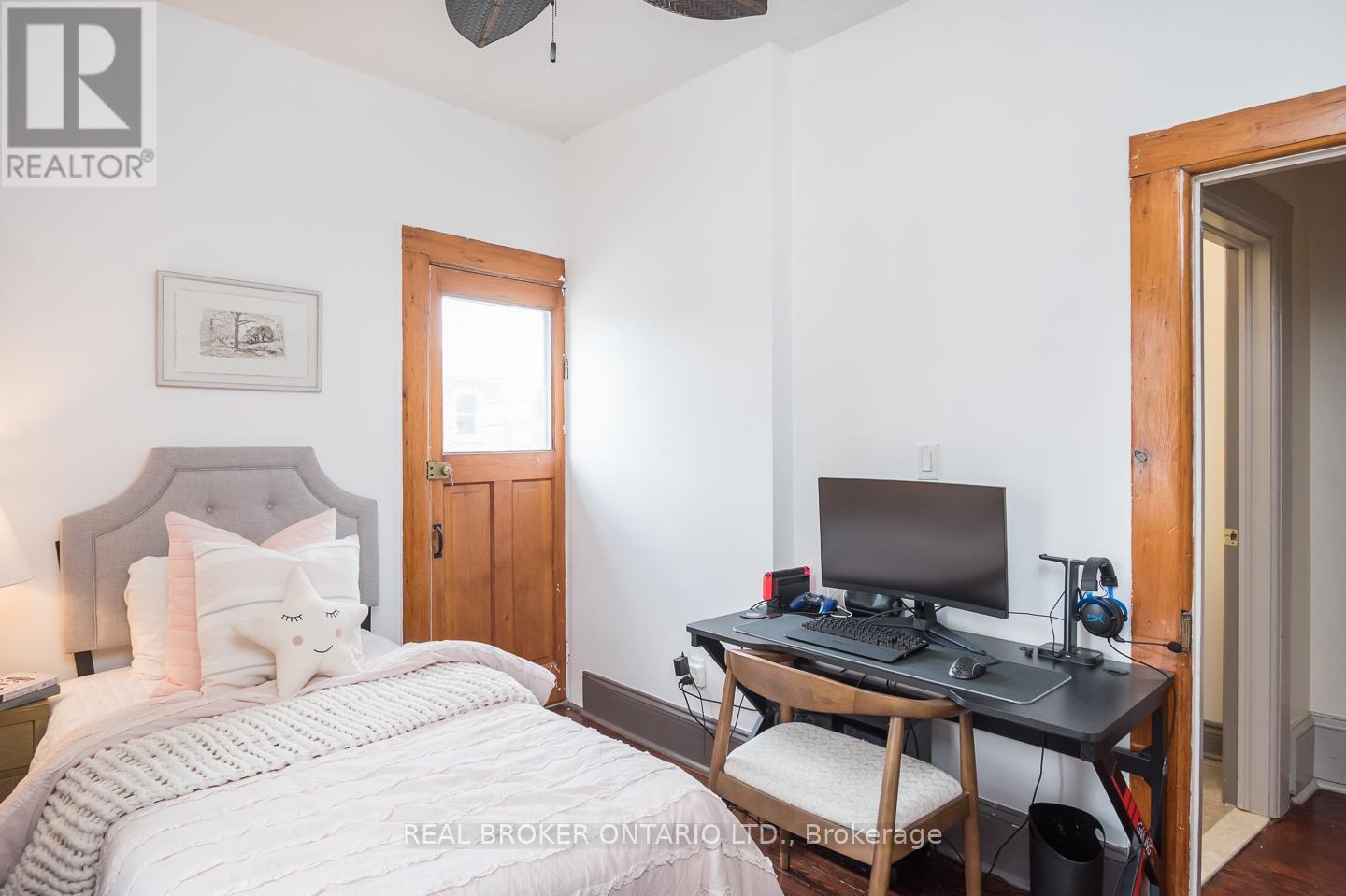 207 Waterloo Street N, Cambridge, ON - Indoor Photo Showing Bedroom