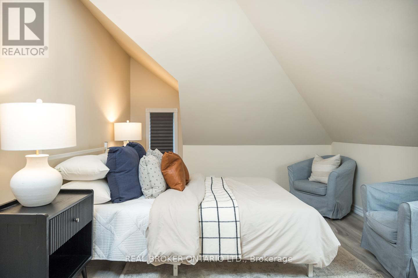 207 Waterloo Street N, Cambridge, ON - Indoor Photo Showing Bedroom