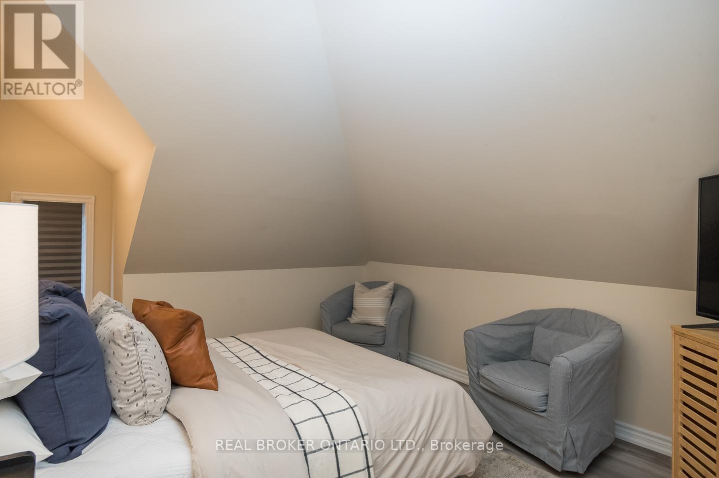 207 Waterloo Street N, Cambridge, ON - Indoor Photo Showing Bedroom