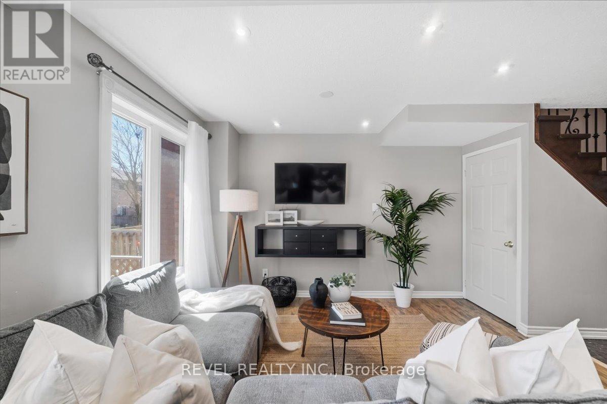 87 Thorp Crescent, Ajax, ON - Indoor Photo Showing Living Room