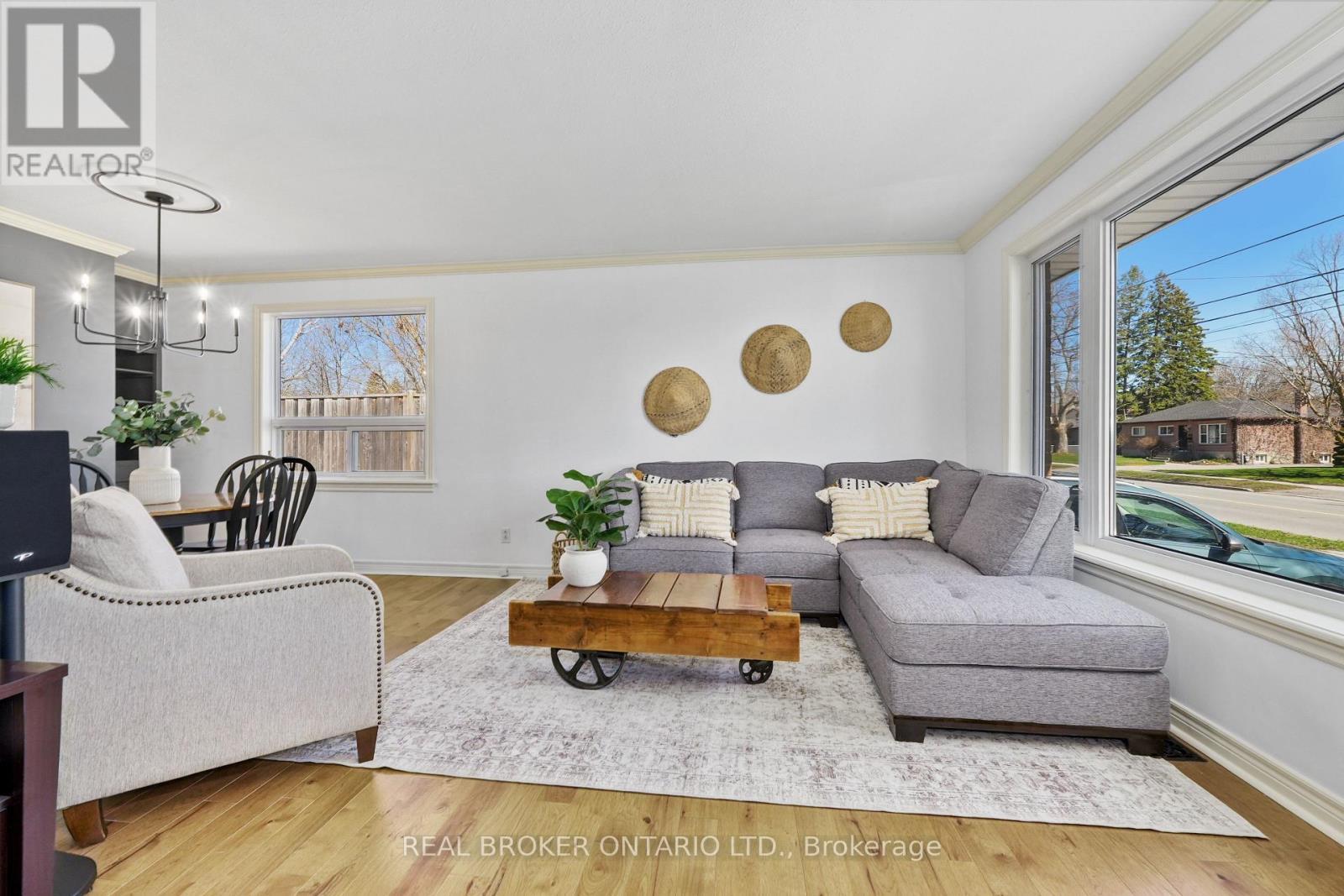 121 Goodfellow Road E, Peterborough, ON - Indoor Photo Showing Living Room