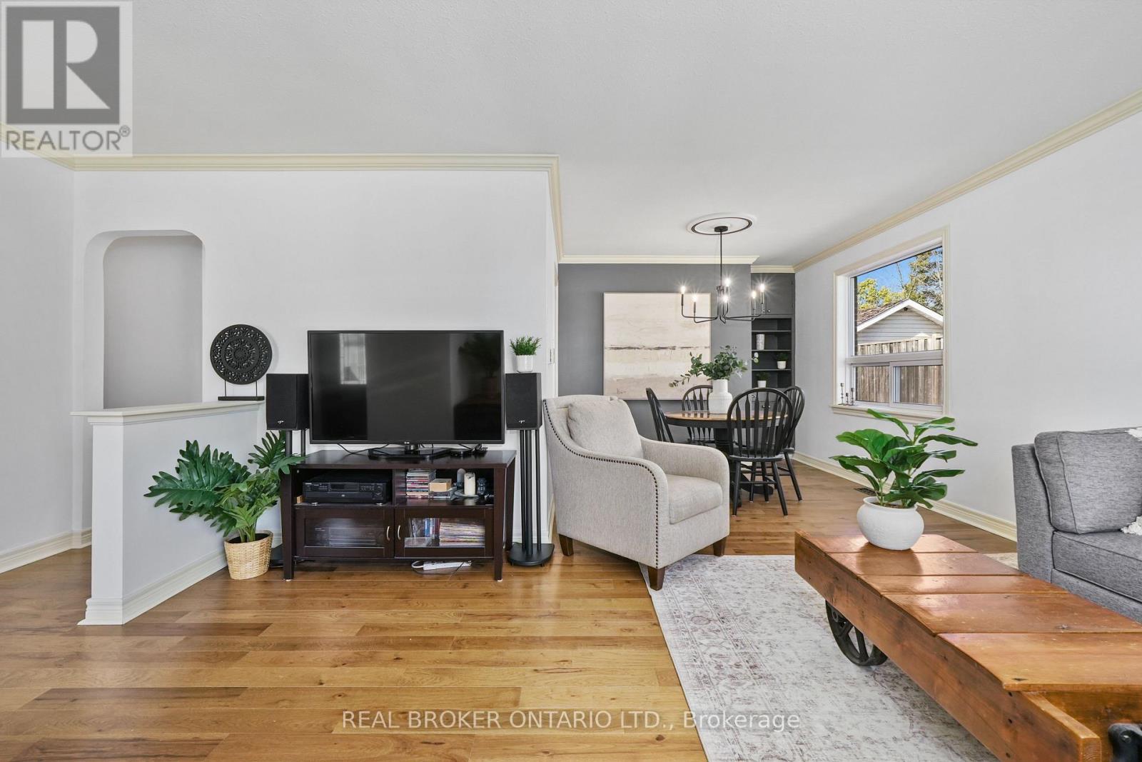 121 Goodfellow Road E, Peterborough, ON - Indoor Photo Showing Living Room