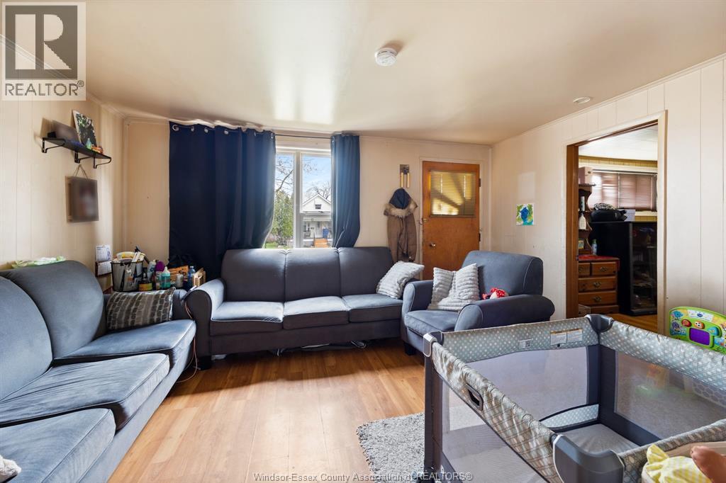 1361 Albert, Windsor, ON - Indoor Photo Showing Living Room