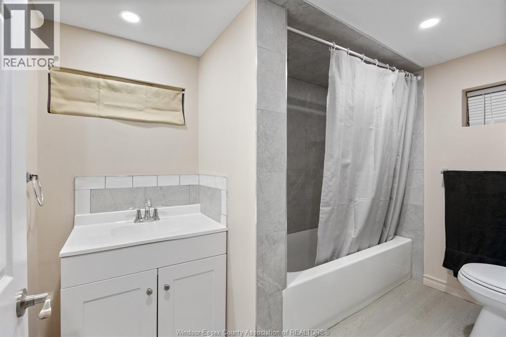1361 Albert, Windsor, ON - Indoor Photo Showing Bathroom