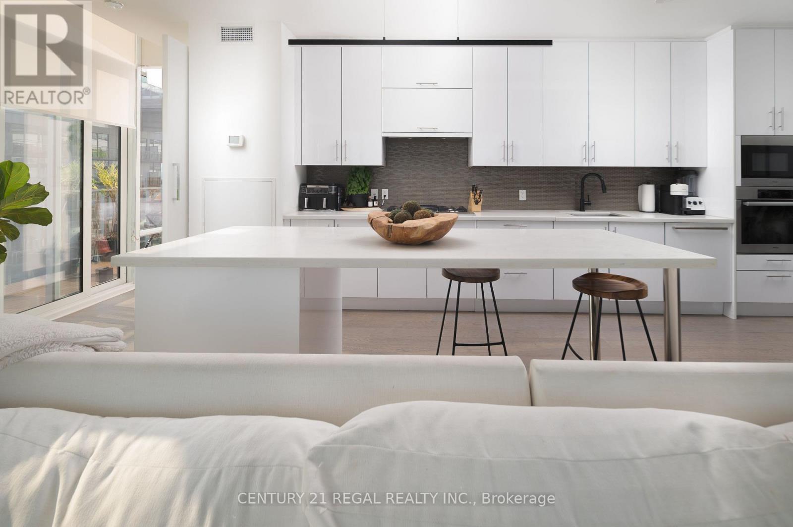 1014 - 29 Queens Quay E, Toronto, ON - Indoor Photo Showing Kitchen