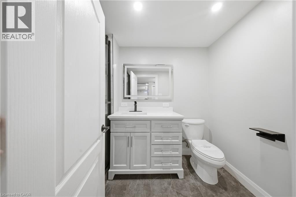 669 Geneva Park Drive, Burlington, ON - Indoor Photo Showing Bathroom