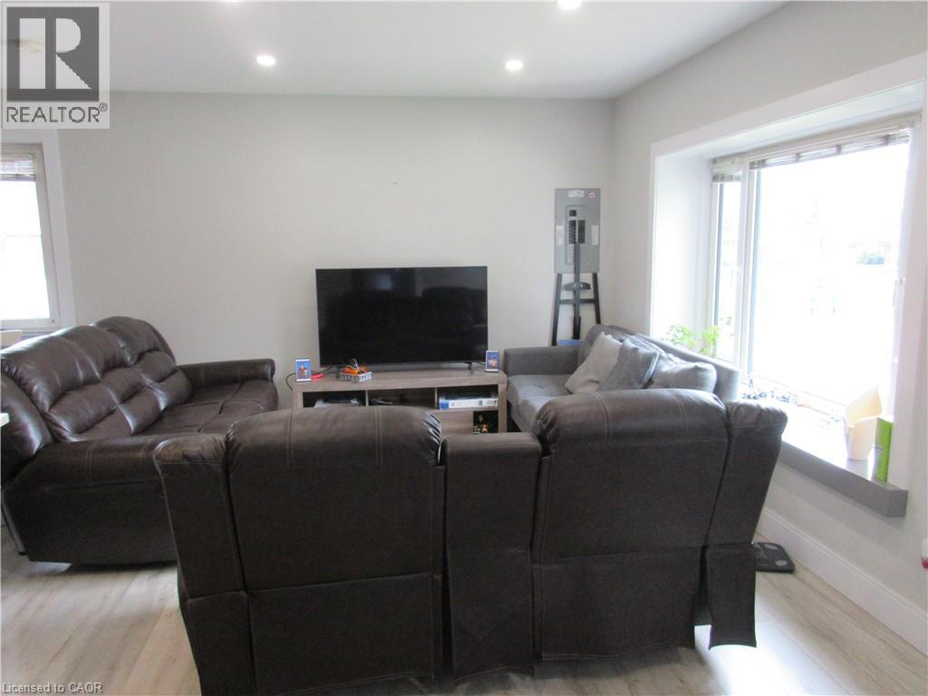 75 Richwill Road Unit# 1, Hamilton, ON - Indoor Photo Showing Living Room