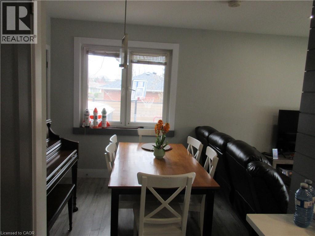 75 Richwill Road Unit# 1, Hamilton, ON - Indoor Photo Showing Dining Room