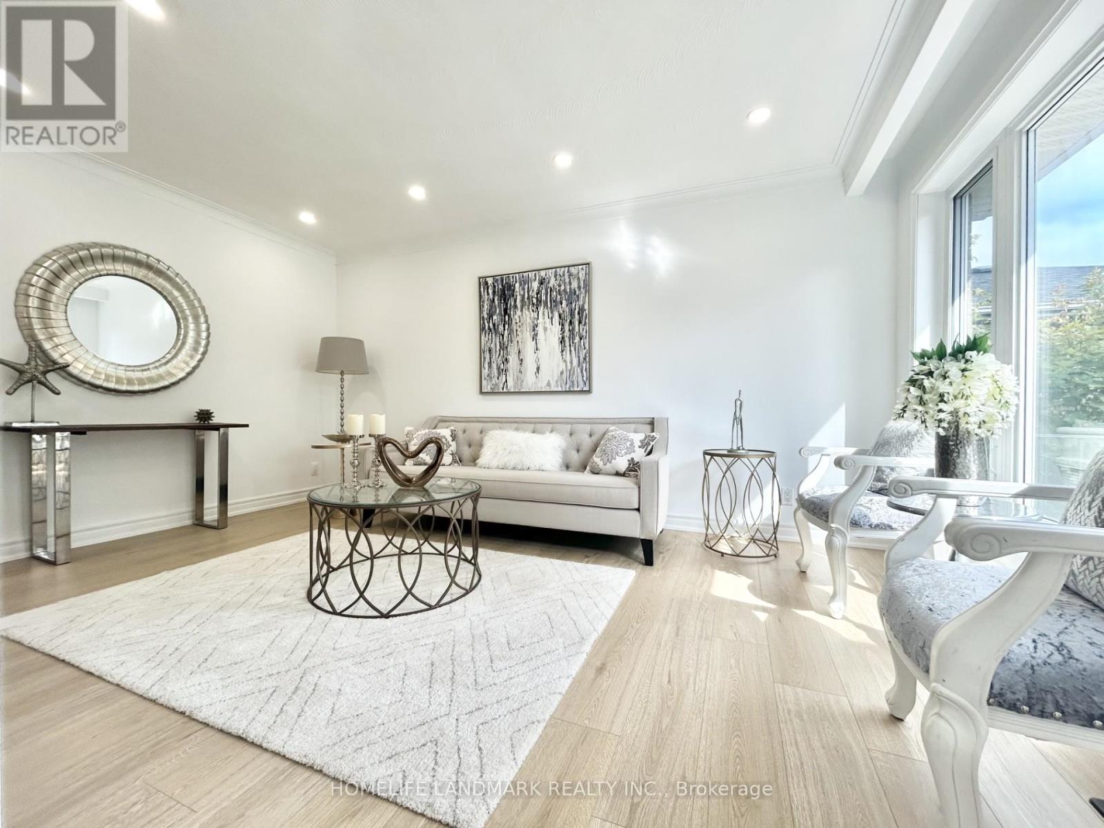 323 Elmwood Avenue, Richmond Hill, ON - Indoor Photo Showing Living Room