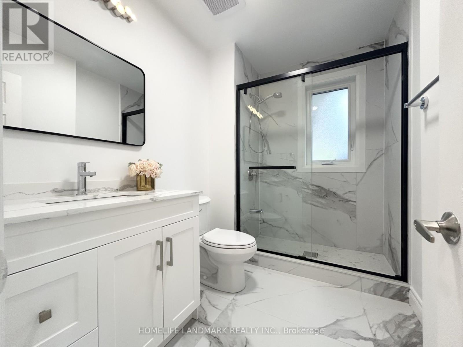 323 Elmwood Avenue, Richmond Hill, ON - Indoor Photo Showing Bathroom