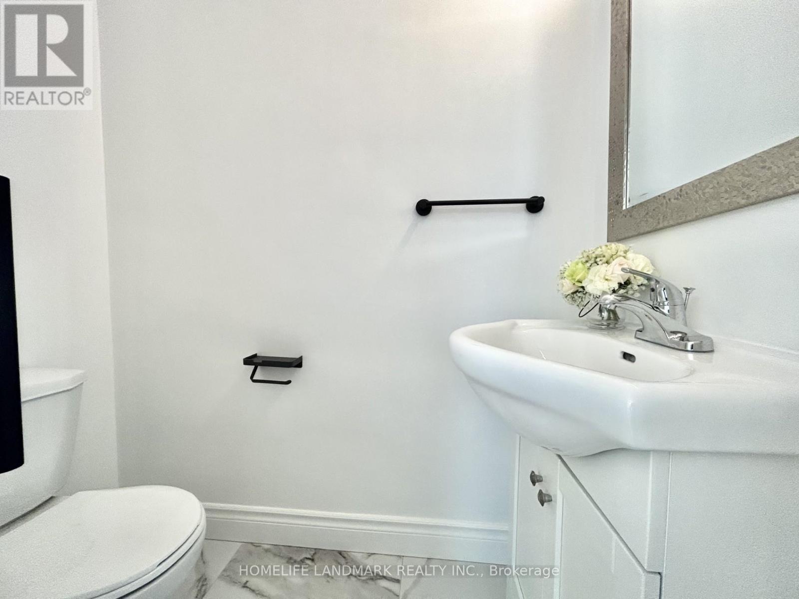 323 Elmwood Avenue, Richmond Hill, ON - Indoor Photo Showing Bathroom