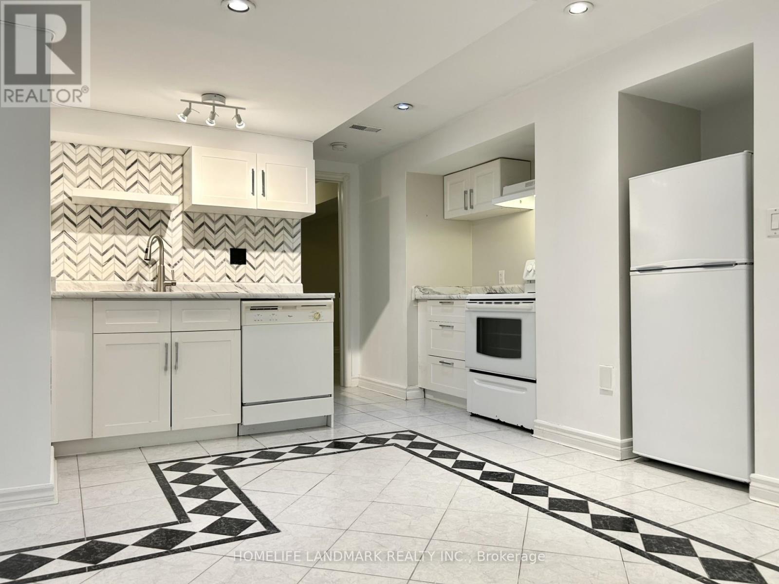 323 Elmwood Avenue, Richmond Hill, ON - Indoor Photo Showing Kitchen