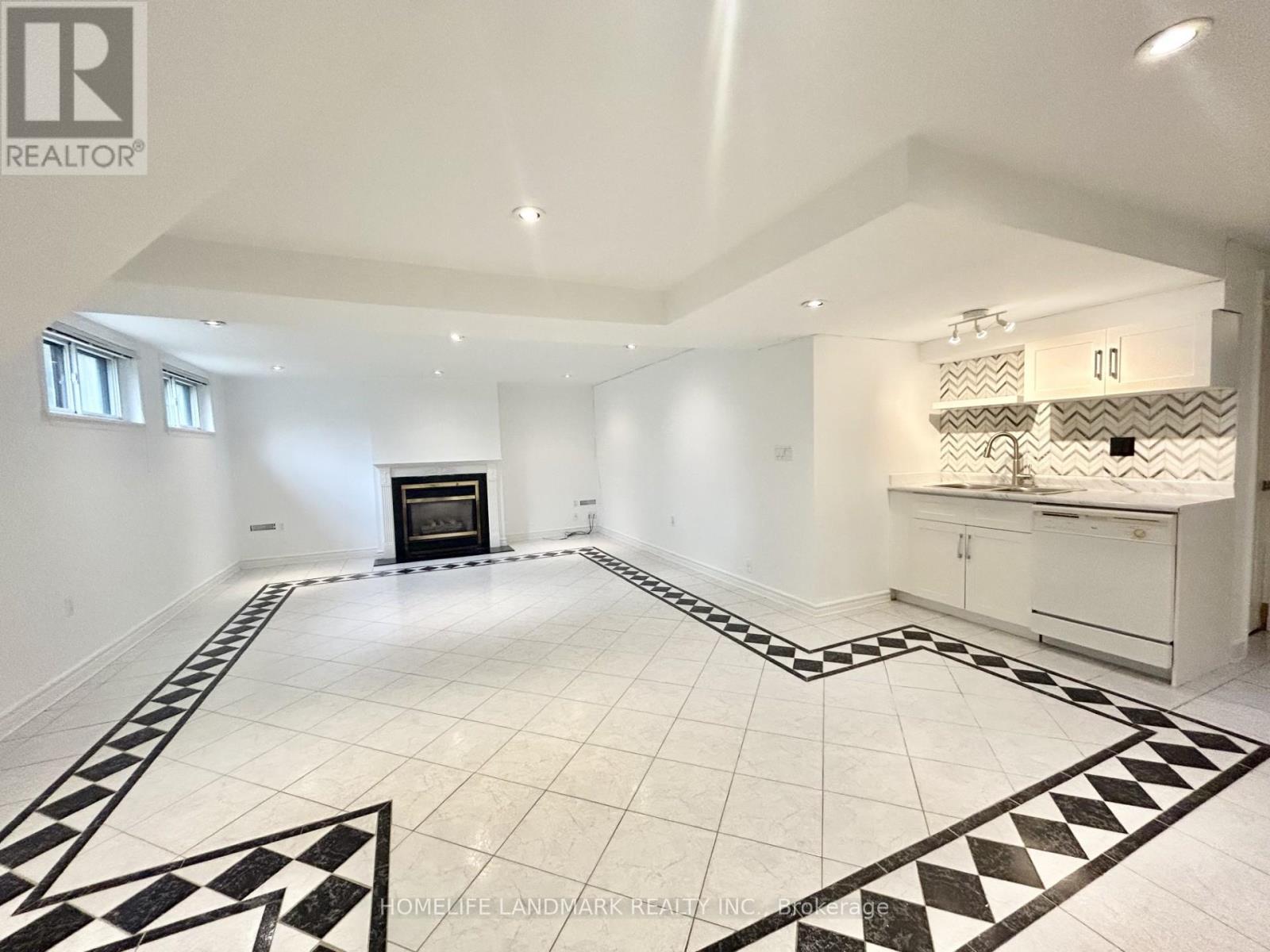 323 Elmwood Avenue, Richmond Hill, ON - Indoor Photo Showing Other Room