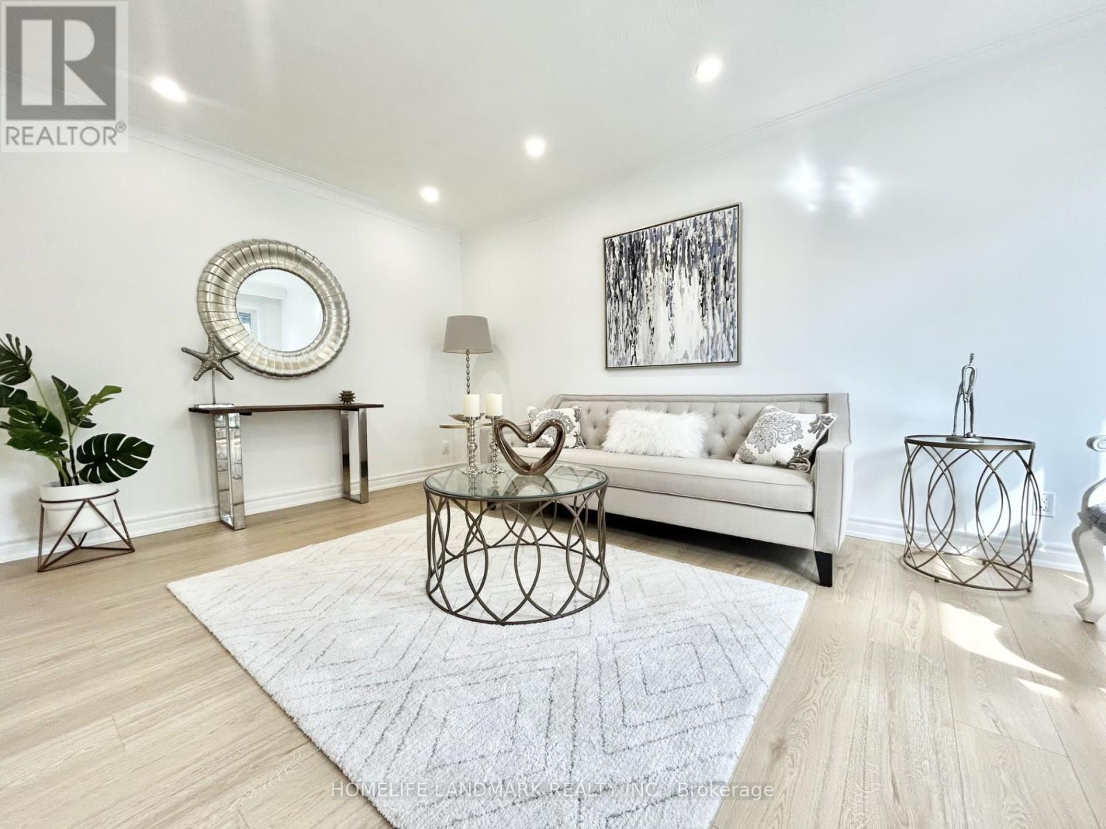 323 Elmwood Avenue, Richmond Hill, ON - Indoor Photo Showing Living Room