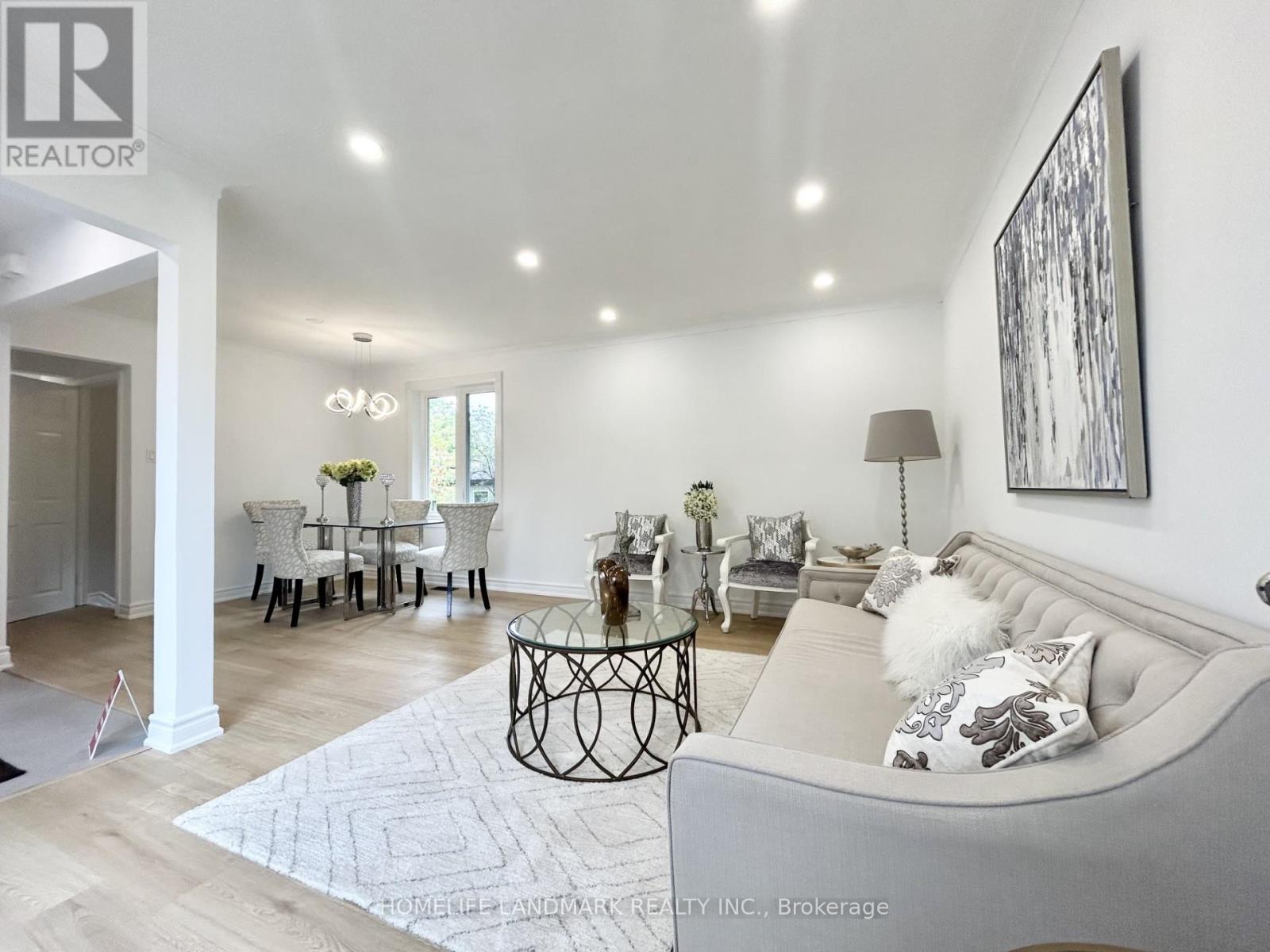 323 Elmwood Avenue, Richmond Hill, ON - Indoor Photo Showing Other Room