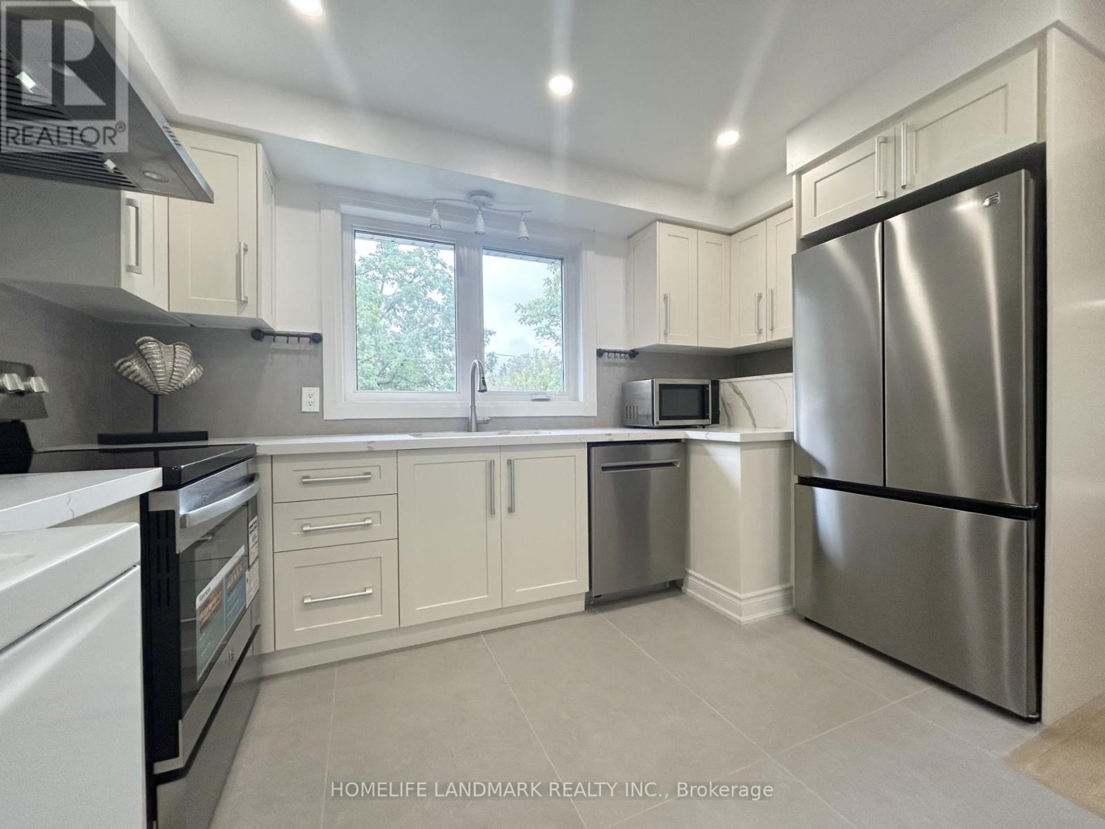 323 Elmwood Avenue, Richmond Hill, ON - Indoor Photo Showing Kitchen With Upgraded Kitchen